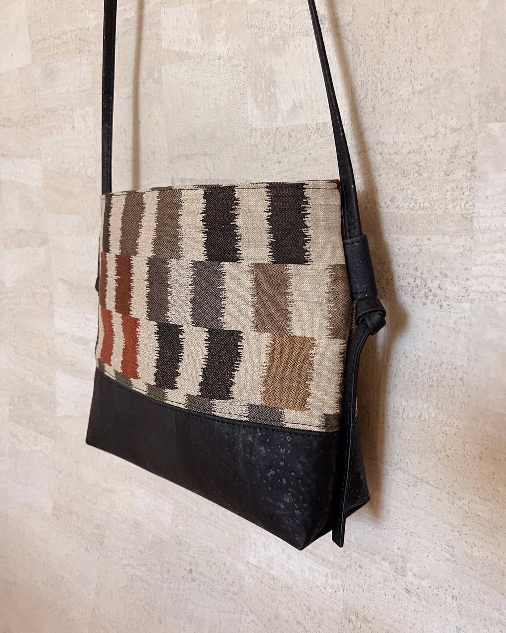 Yabisi Colibrí Crossbody - Midnight & Adoquines handmade cork crossbody